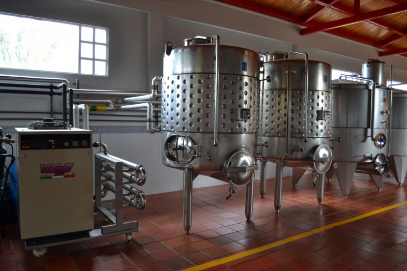 cave-AIGUINES-min_wine_production_cantine_winery_drink_alcohol_vine_beverage-902036